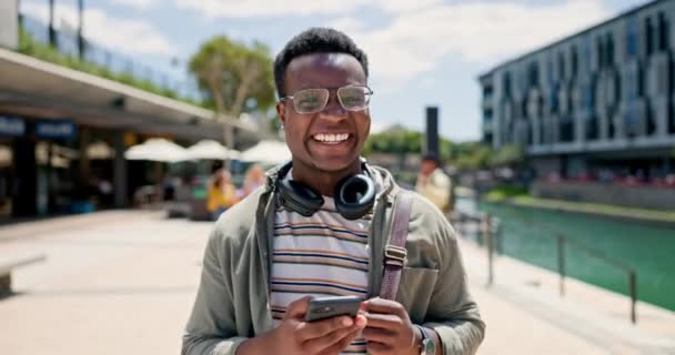 在一个城市里 打电话 快乐的黑人男人走路 阅读或检查愚蠢的社交媒体迷因 智能手机和非洲男子在户外通勤时带着有趣的文字或礼物进行交流 — 图库视频影像