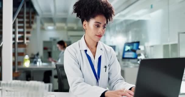 Ciência Laboratório Rosto Mulher Negra Laptop Para Estudo Médico Pesquisa — Vídeo de Stock