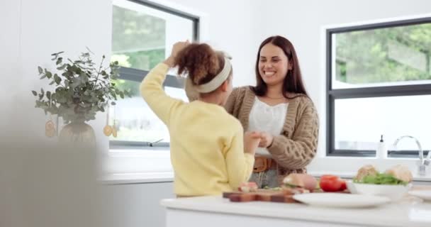 Ebeveyn Kız Mutfak Eğlence Dans Kutlama Rahatlama Anne Çocuk Ile — Stok video