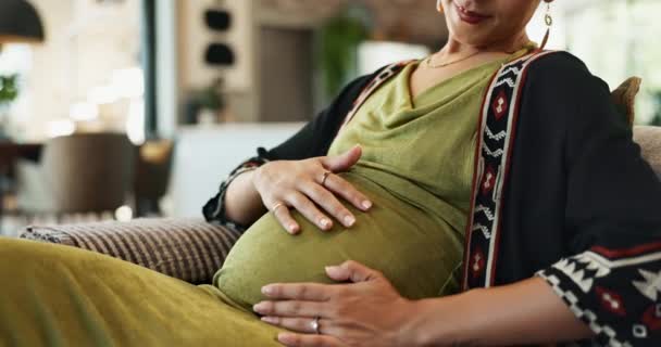 Mujer Embarazada Tacto Amor Por Estómago Sofá Feliz Con Apoyo — Vídeos de Stock