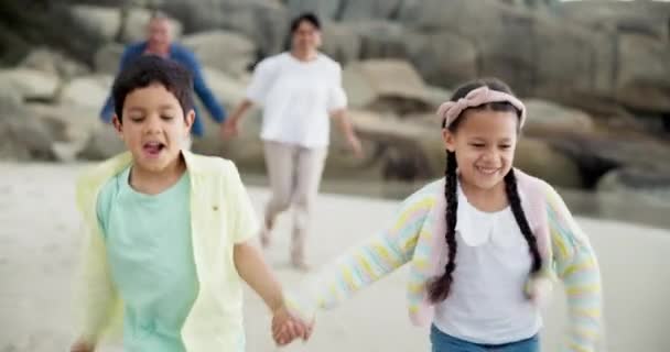 Діти Тримаючись Руки Бігаючи Дідусем Бабусею Пляжі Відпочинку Досліджують Щастя — стокове відео