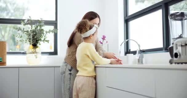 在家里 厨房和带孩子的母亲洗手 以促进卫生 健康或健康 水和女童学会与妈妈一起清洁皮肤 以防止家里的细菌 细菌或泥土 — 图库视频影像
