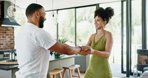 Homem Mulher Feliz Por Dançar Cozinha Com Ligação Conexão Amor — Vídeo de Stock