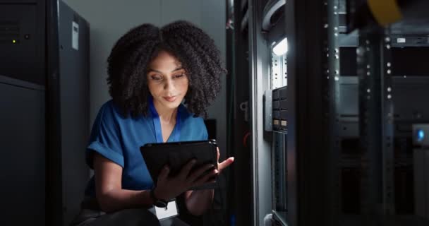 ソフトウェアエンジニアとしてサーバーによる女性 タブレット インターネット データセンターでのコーディングのためのオンライン研究 技術者 資産登録またはタッチスクリーンまたはネットワークプログラミングのインフラストラクチャを確認します — ストック動画