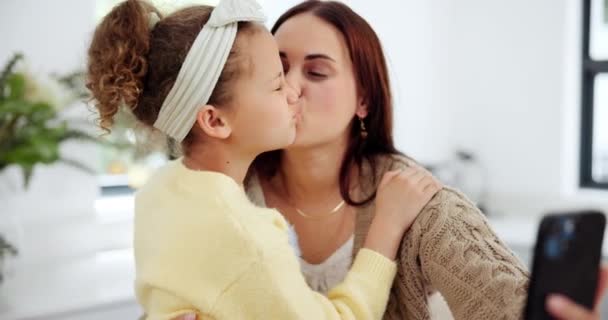 Mãe Criança Feliz Com Beijo Selfie Vínculo Memória Adoção Casa — Vídeo de Stock