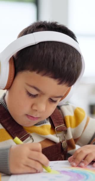 Praca Domowa Słuchawki Rysunek Chłopca Kreatywnością Pomysły Zadowolony Książki Radio — Wideo stockowe