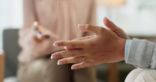 有焦虑或精神健康支持的抑郁症患者 手和心理学家 用于咨询 健康或对话 沙发或治疗服务中的人 手指和压力 心理创伤或神经紧张 — 图库视频影像