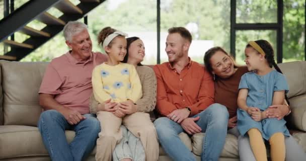 Abuelos Mamá Papá Con Niños Sala Estar Felices Emocionados Por — Vídeo de stock