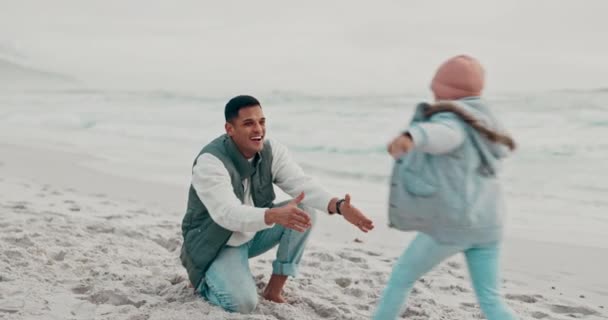 Spiaggia Famiglia Padre Con Ragazza Amore Felicità Con Natura Legame — Video Stock
