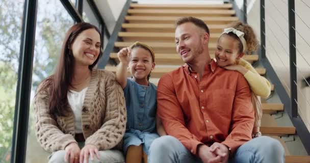 Klucze Domu Twarz Szczęśliwa Rodzina Schodach Miłości Bezpieczeństwa Sukcesu Inwestycyjnego — Wideo stockowe