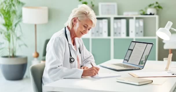 Idősebb Orvos Írás Recept Papírral Biztosítási Diagnózis Vagy Eredmények Laptoppal — Stock videók