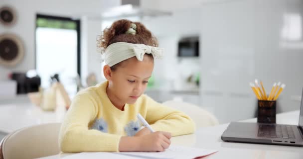 Szczęśliwa Dziewczyna Pisanie Książki Laptopem Nauki Edukacji Lub Wiedzy Domu — Wideo stockowe
