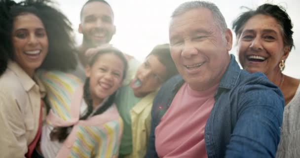 Familie Selfie Und Gesicht Mit Lächeln Der Natur Für Urlaub — Stockvideo