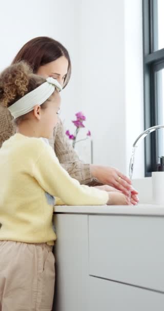 家庭で衛生 健康のために手を洗う子供と一緒に教える キッチンとママ 水および少女の子供は家で細菌 細菌または土を防ぐために母親と皮をきれいにすることを学びます — ストック動画