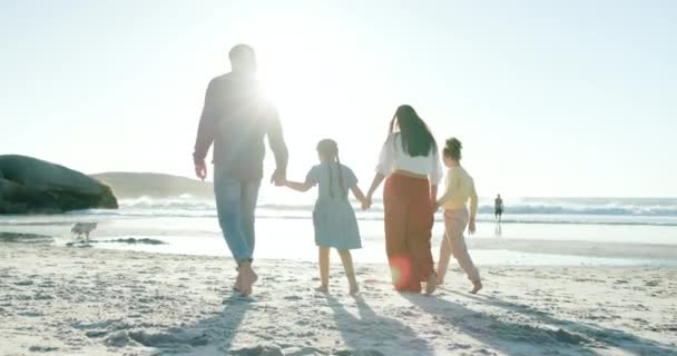 Famiglia Felice Che Tiene Mano Cammina Insieme Sulla Spiaggia Tramonto — Video Stock