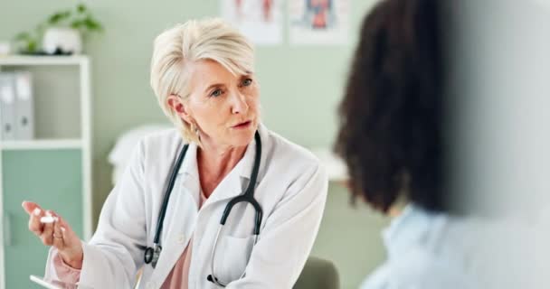 Ανώτερη Γυναίκα Γιατρός Και Συμβουλευτείτε Τον Ασθενή Για Συμβουλές Υγείας — Αρχείο Βίντεο