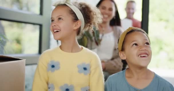 Familie Verhuizende Opgewonden Kinderen Een Nieuw Huis Wandelen Met Geluk — Stockvideo