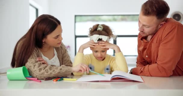 Läxor Stress Och Flicka Med Föräldrar Anteckningsbok Och Lärande Med — Stockvideo