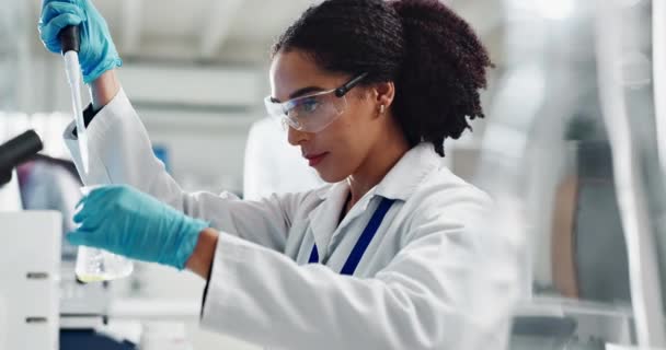 实验室和妇女与液体烧杯用于医学分析 研究和医学 具有疫苗研发 化学和结果试管的医疗保健 制药和科学家 — 图库视频影像