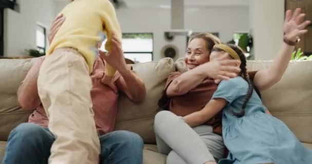 Dziadkowie Dzieci Szczęśliwi Salonie Przytulanie Podekscytowana Rodzina Kanapie Dzieci Dojrzały — Wideo stockowe