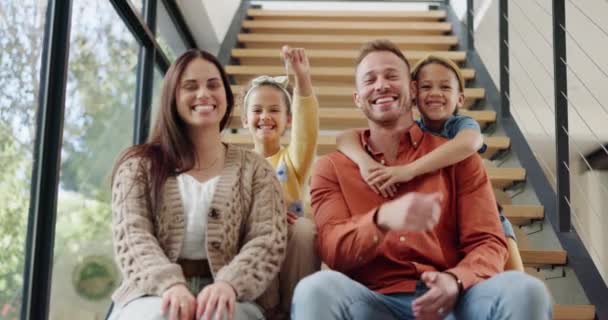 Gezicht Huissleutels Interraciale Familieknuffel Trap Met Liefde Veiligheid Investeringssucces Een — Stockvideo