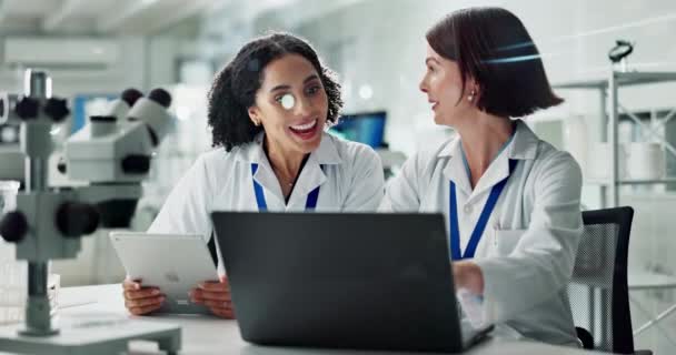 在实验室工作的女性 合作伙伴和科学家 拥有5个高 手提电脑和成功的创新成果 团队合作和对科学研究的支持 庆祝活动和药物研究数据分析 — 图库视频影像