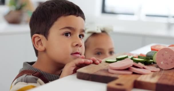 孩子们 蔬菜和快乐的在厨房里吃早餐 做饭和健康的食物 兄弟姐妹们 男孩和女孩带着微笑准备吃饭 黄瓜和肉作为营养和午餐 — 图库视频影像