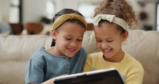 应用或技术上的平板或乐趣 如渴望 流淌或结合 朋友或儿童在触摸屏上玩耍 浏览或放松在网上视频或沙发上的游戏 — 图库视频影像