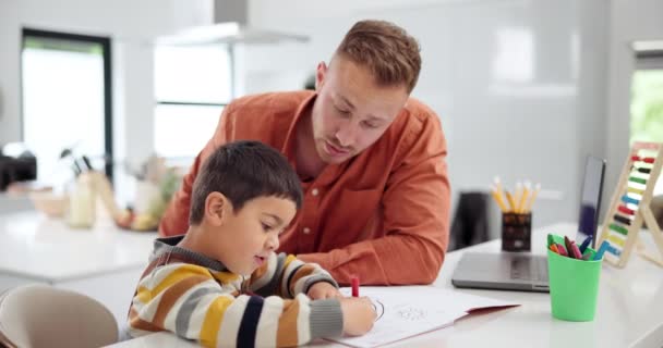Vater Kind Und Schreiben Mit Buch Für Hausaufgaben Künstlerisches Projekt — Stockvideo