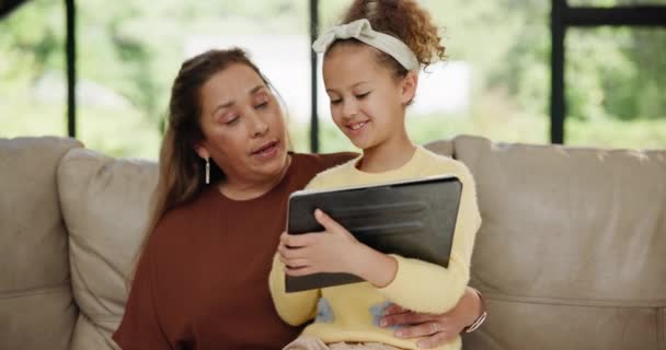 Kind Grootmoeder Tablet Gaming App Technologie Als Surfen Spelen Elearning — Stockvideo