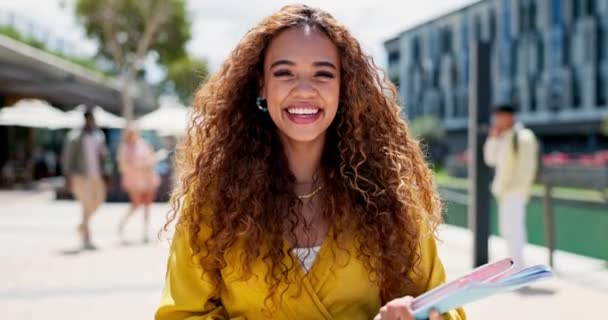 Студент Дівчина Обличчя Університеті Відкритому Повітрі Щасливі Книгами Схвильовані Гордістю — стокове відео