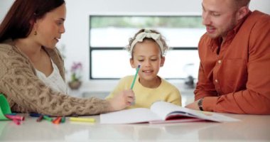 Kız, çocuk ve ebeveynler ya da eğitim, ödev ve bilgi için mutfak tezgahında öğrenme ile yazı yazmak. Aile, anne ya da baba ve çocuk evde eğitim, destek ya da masa başında eğitim için mutlu..