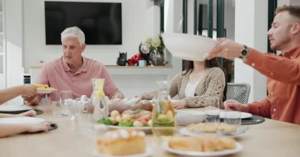 Οικογένεια Σπίτι Και Τραπέζι Φαγητό Για Μεσημεριανό Γεύμα Ευτυχία Για — Αρχείο Βίντεο