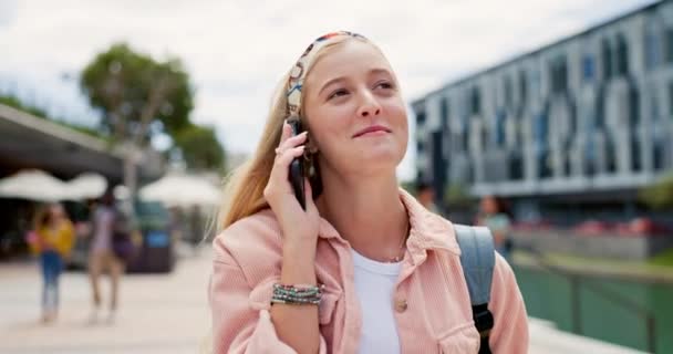 Mujer Estudiante Universitaria Ríete Con Llamada Telefónica Pie Con Conversación — Vídeo de stock