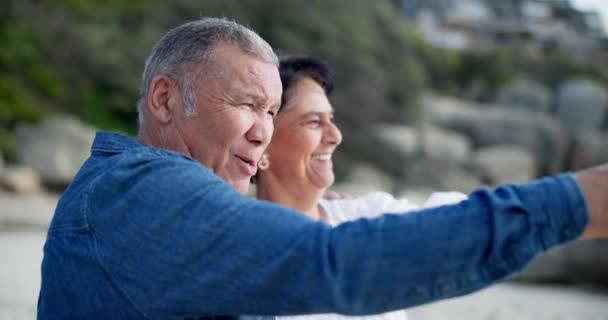 Natur Strand Und Älteres Paar Mit Einem Punkt Für Urlaub — Stockvideo