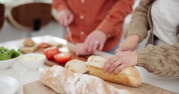 Ruce Dělat Sendvič Chlebem Kuchyni Svačinka Zdravé Pro Jídlo Salát — Stock video