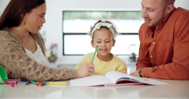 Menina Criança Pais Escrever Com Aprendizagem Balcão Cozinha Para Educação — Vídeo de Stock