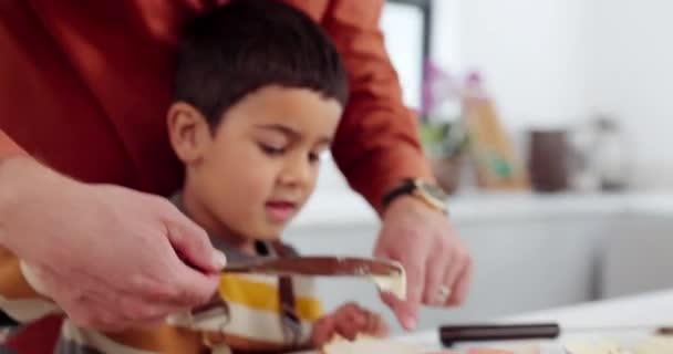 Батько Син Приготування Їжі Кухні Навчання Сендвічем Маслом Інструкціями Допомогою — стокове відео