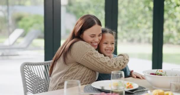 Pequeno Almoço Mãe Filha Abraço Casa Amor Cuidado Sala Jantar — Vídeo de Stock