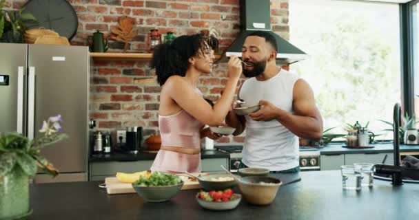 Lachen Voeden Paar Met Fruitsalade Keuken Voor Gezonde Voeding Dieet — Stockvideo