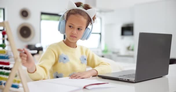 Menina Ábaco Escrita Com Livro Fones Ouvido Laptop Para Matemática — Vídeo de Stock