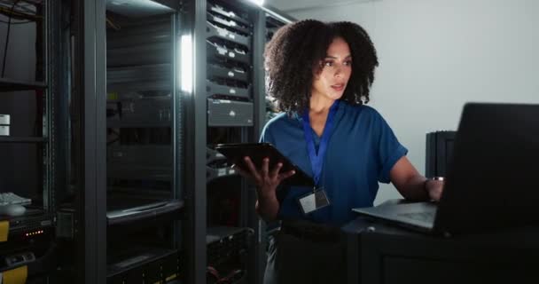 Tablet Ingeniero Mujer Computadora Portátil Sala Servidores Para Seguridad Cibernética — Vídeo de stock