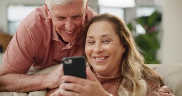Dom Relaks Para Starsza Smartfonem Pisanie Połączenie Pomocą Social Media — Wideo stockowe