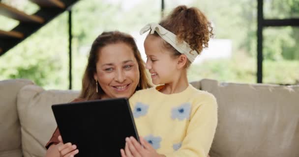 奶奶或平板电脑作为游戏 应用或技术作为在线 在家里的沙发上学习或玩乐 老年妇女或女孩在触摸屏上玩耍 浏览或阅读 进行电子学习 粘合或在一起 — 图库视频影像