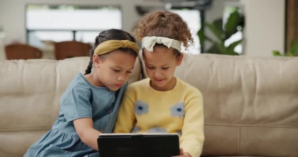 Παιδιά Tablet Και Αδέλφια Στον Καναπέ Για Κινούμενα Σχέδια Αναζήτηση — Αρχείο Βίντεο