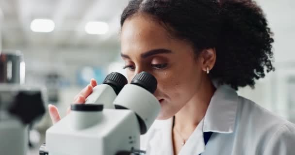 Mujer Científico Examen Forense Con Microscopio Para Ciencia Microbiología Descubrimiento — Vídeos de Stock