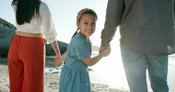 Genitori Bambino Viso Felice Tenersi Mano Sulla Spiaggia Tramonto Amore — Video Stock
