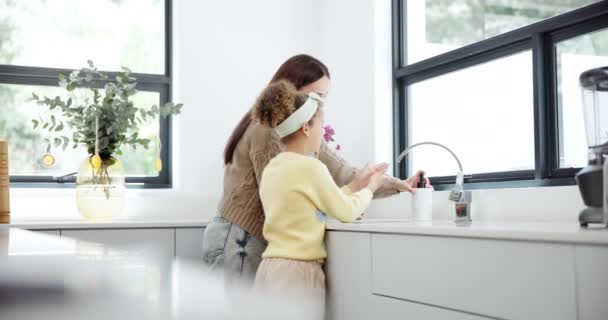 Enseñanza Cocina Mamá Con Niño Para Lavarse Las Manos Para — Vídeos de Stock