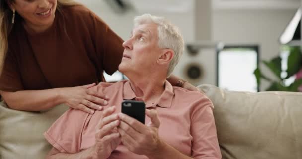 Zuhause Altes Paar Und Handy Mit Tippen Gespräch Oder Mobiler — Stockvideo