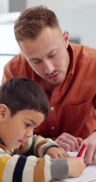 儿子和创造性地在家里涂色 以便在帮助或支持下做作业 学习和教育 男子和男童用蜡笔画艺术书籍 知识和教学 — 图库视频影像